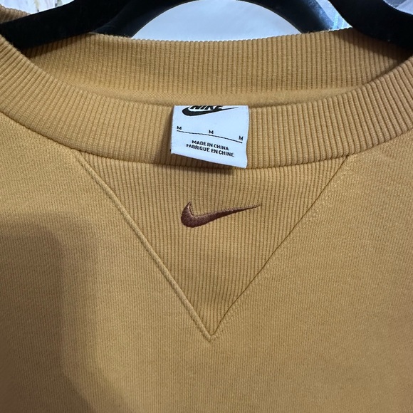 Women’s Nike High-Low Crewneck Sweatshirt. Size Medium. - Picture 5 of 8